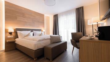 Een kluis op de kamer, een bureau, een laptopwerkplek, gratis wifi