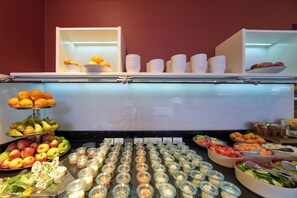 Ein Buffet mit verschiedenen Speisen und Behältern.