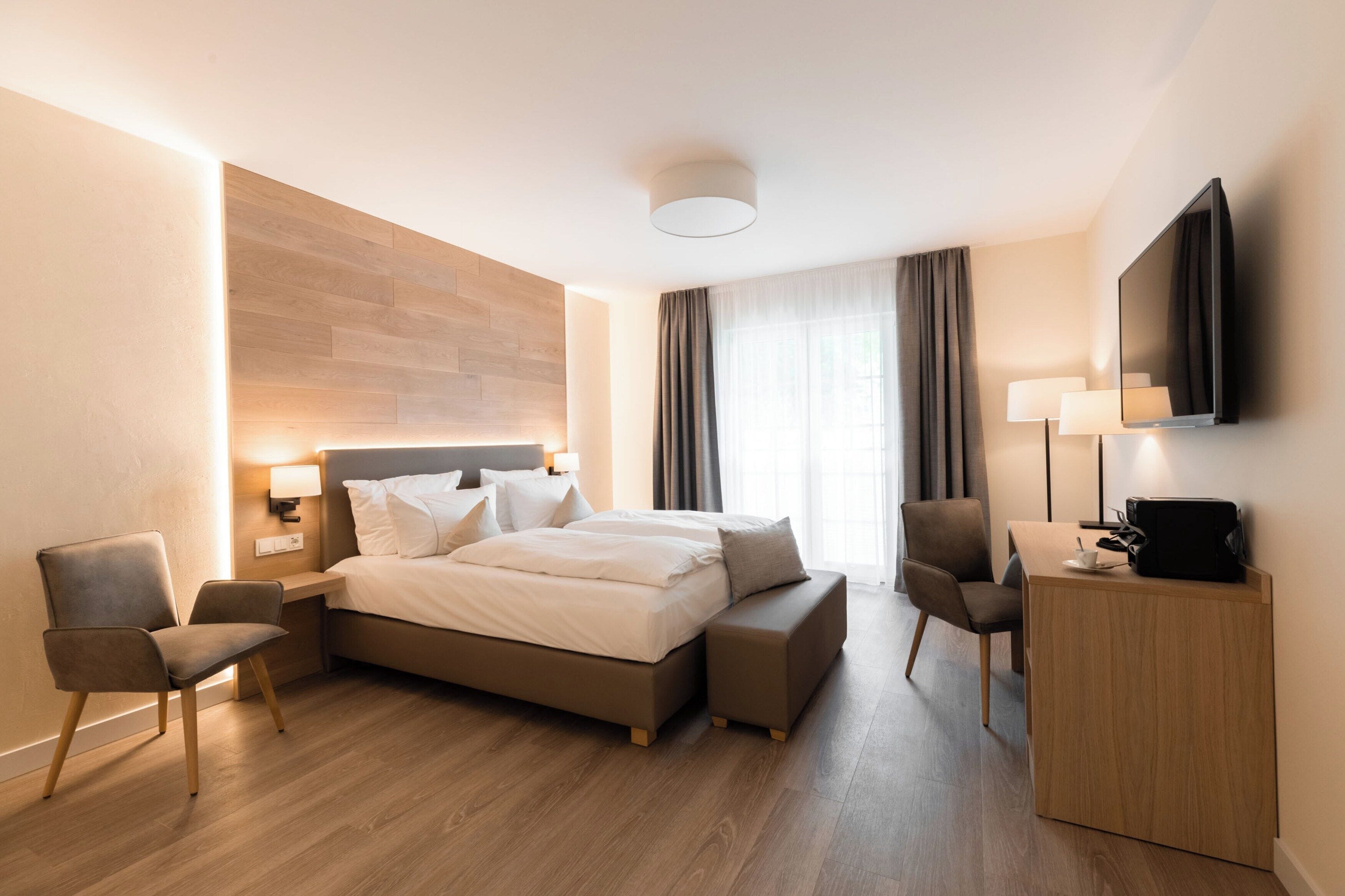 Caja de seguridad en la habitación y escritorio 