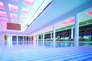 2 innendørsbassenger