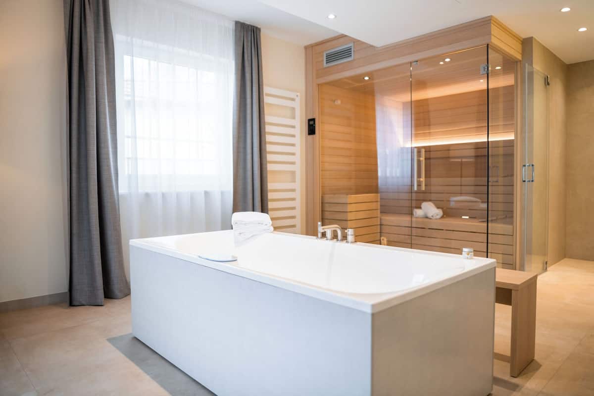 SPA-Suite in der Landresidenz | Bathroom | Hair dryer, bathrobes, slippers, towels