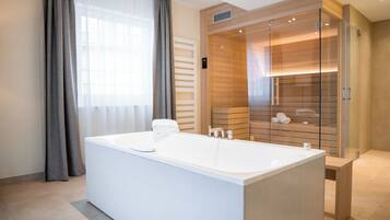 SPA-Suite in der Landresidenz | Badezimmer | Haartrockner, Bademäntel, Hausschuhe, Handtücher