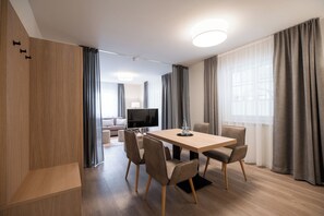 SPA-Suite in der Landresidenz | Living area | 32-inch TV with cable channels - Naturresort & Spa Schindelbruch  (Südharz)