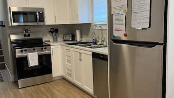 Frigorífico, microondas, horno y placa de cocina