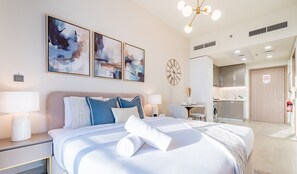 خزنة داخل الغرفة ومكواة/لوح كي وواي فاي مجانًا وملاءات أسرّة