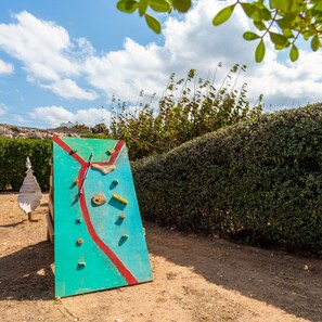 12 bedrooms, desk, soundproofing