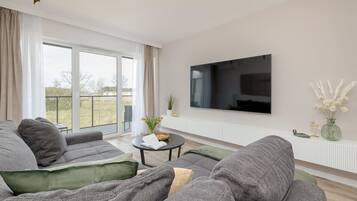 Smart TV, table tennis