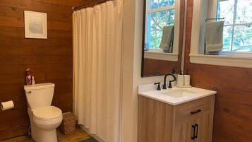 Haartrockner, Handtücher, Seife, Shampoo