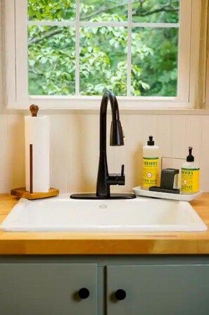 Haartrockner, Handtücher, Seife, Shampoo