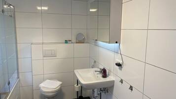 Haartrockner, Handtücher, Seife, Shampoo