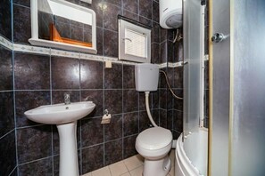Shower, hair dryer, towels, soap - Sea House Apartmen für 4 Personen (Dobre Vode)