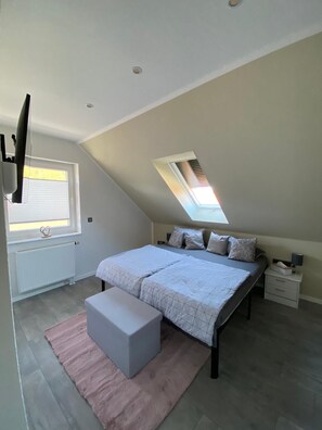 2 soverom, safe på rommet, strykejern/-brett og reiseseng for barn