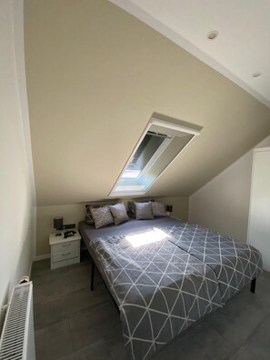 2 chambres, coffres-forts dans les chambres, fer et planche à repasser