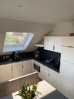 Kjøleskap, mikrobølgeovn, kokeplater og oppvaskmaskin