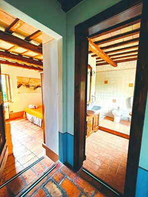 3 bedrooms, travel crib, WiFi, bed sheets