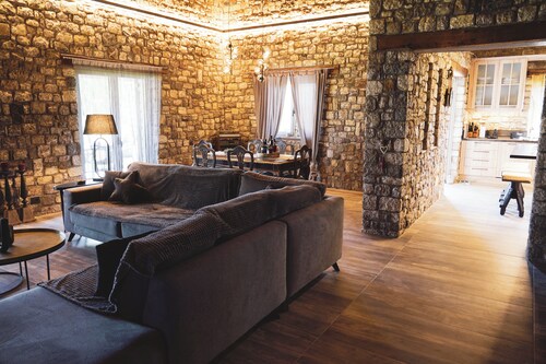 PIETRA VILLA, all inclusive. 6om from the sea, garden and private parking.