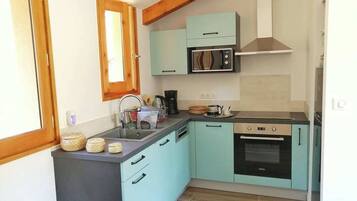 Køleskab, mikrobølgeovn, ovn, kogeplade