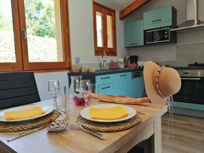 Fridge, microwave, oven, stovetop - Spécial Couple - Gîte 3 5 min du Plus Beaux Villages de France Lavoute-chilhac (Saint-Privat-du-Dragon)