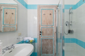 Shower, hair dryer, bidet, towels - Casa della Cerbiatta al Molo by Wonderful Italy (Porto Cervo)