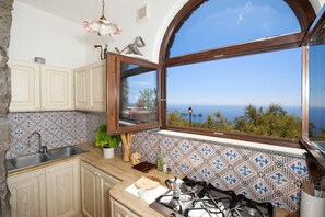 Kühlschrank, Mikrowelle, Ofen, Wasserkocher mit Kaffee-/Teezubehör