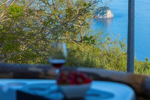 Outdoor dining - AMORE RENTALS - Villa Ambra with Jacuzzi, Garden and Sea View (Massa Lubrense)