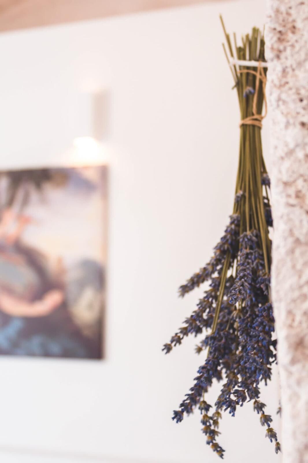 Una habitación con una pared blanca y un cuadro colgado.