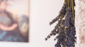 Una habitación con una pared blanca y un cuadro colgado.