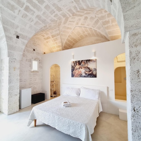 Deluxe Triple Room, Garden View | Minibar, in-room safe, soundproofing, free WiFi