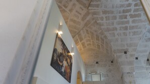 A stone ceiling with a vaulted arch. - Corte Mercurio Beb (Ugento)