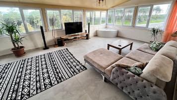Luxury Room, Balcony, City View | Terrace/patio