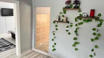 Quarto luxo, vista para a cidade | Banheiro | Chuveiro, chinelos, toalhas de banho