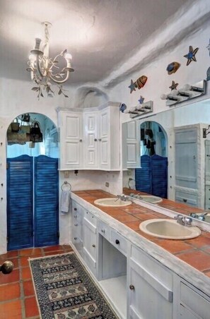 Regadera, toallas, jabón, papel de baño