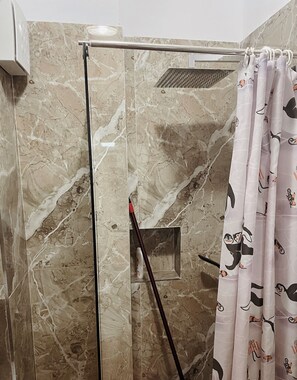 Secador de cabelo, bidê, toalhas de banho, sabonete