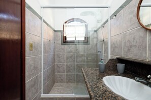 Regadera, secadora de cabello, bidet, toallas 