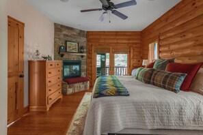 4 chambres, bureau, fer et planche à repasser, lit de bébé portatif