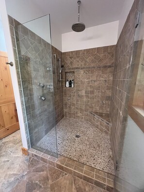 Douche, séchoir à cheveux, serviettes fournies, savon