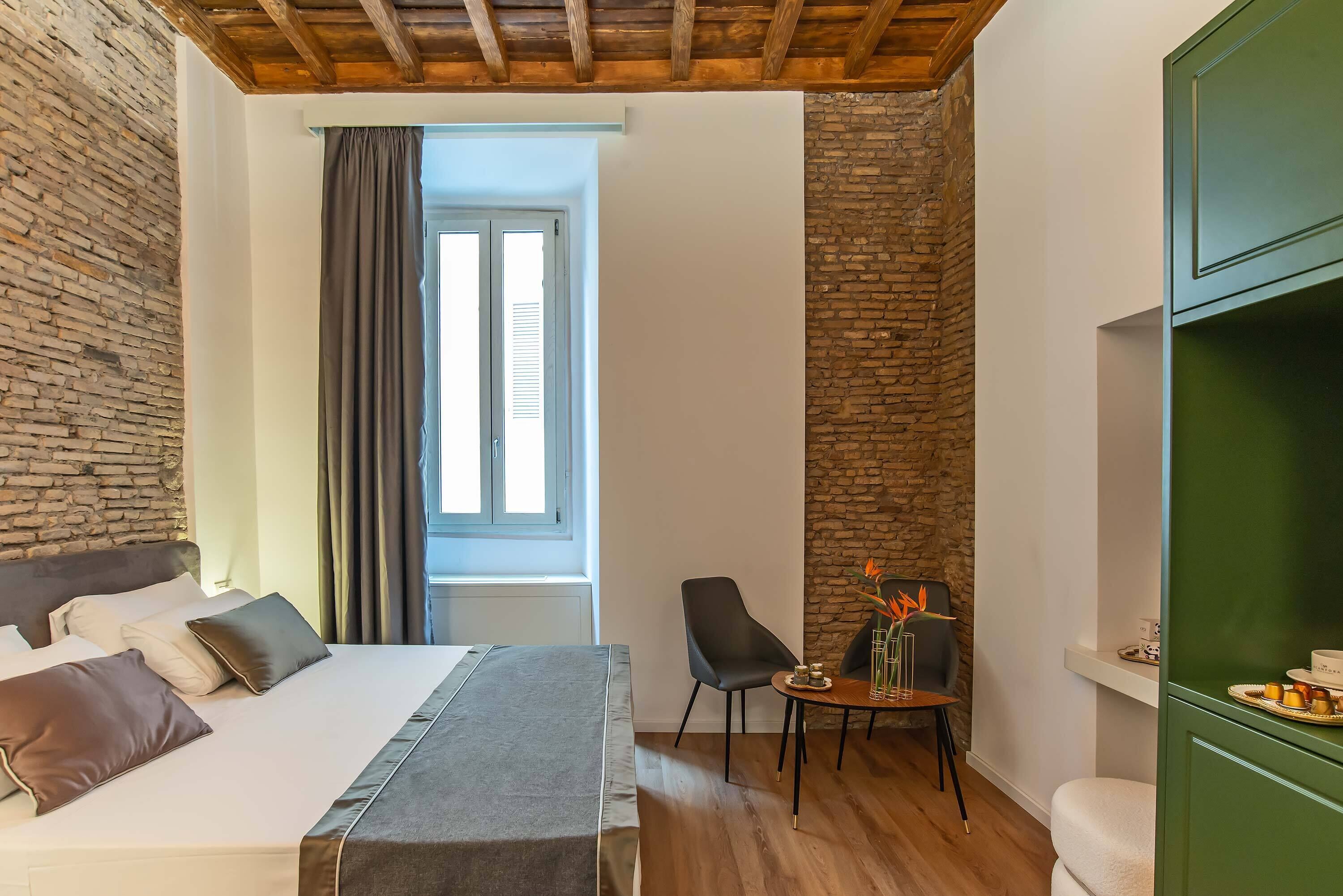 ميني بار وخزنة داخل الغرفة ومكتب وتجهيزات عازلة للصوت