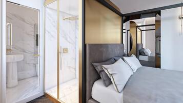 Une chambre d’hôtel moderne avec une salle de bain en marbre, un grand lit avec une literie grise et une vue sur le couloir.