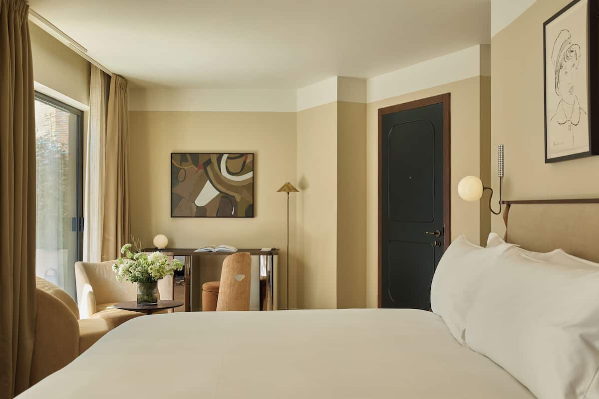 1 bedroom, Egyptian cotton sheets, premium bedding, down duvets