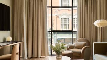 Svit - 1 kingsize-säng | Vardagsrum | 55-tums smart-tv med digitalkanaler