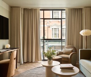 Suite, 1 letto king | Area soggiorno | Smart TV 55 pollici con canali digitali