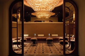 2 bars/lounges, cocktail bar - The Newman (London)