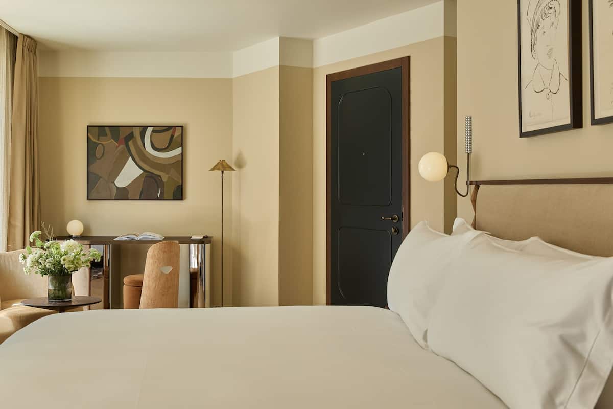 1 bedroom, Egyptian cotton sheets, premium bedding, down duvets
