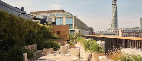 頂層客房 (Suite) | 埃及棉床單、高級寢具、羽絨被、特厚豪華床墊