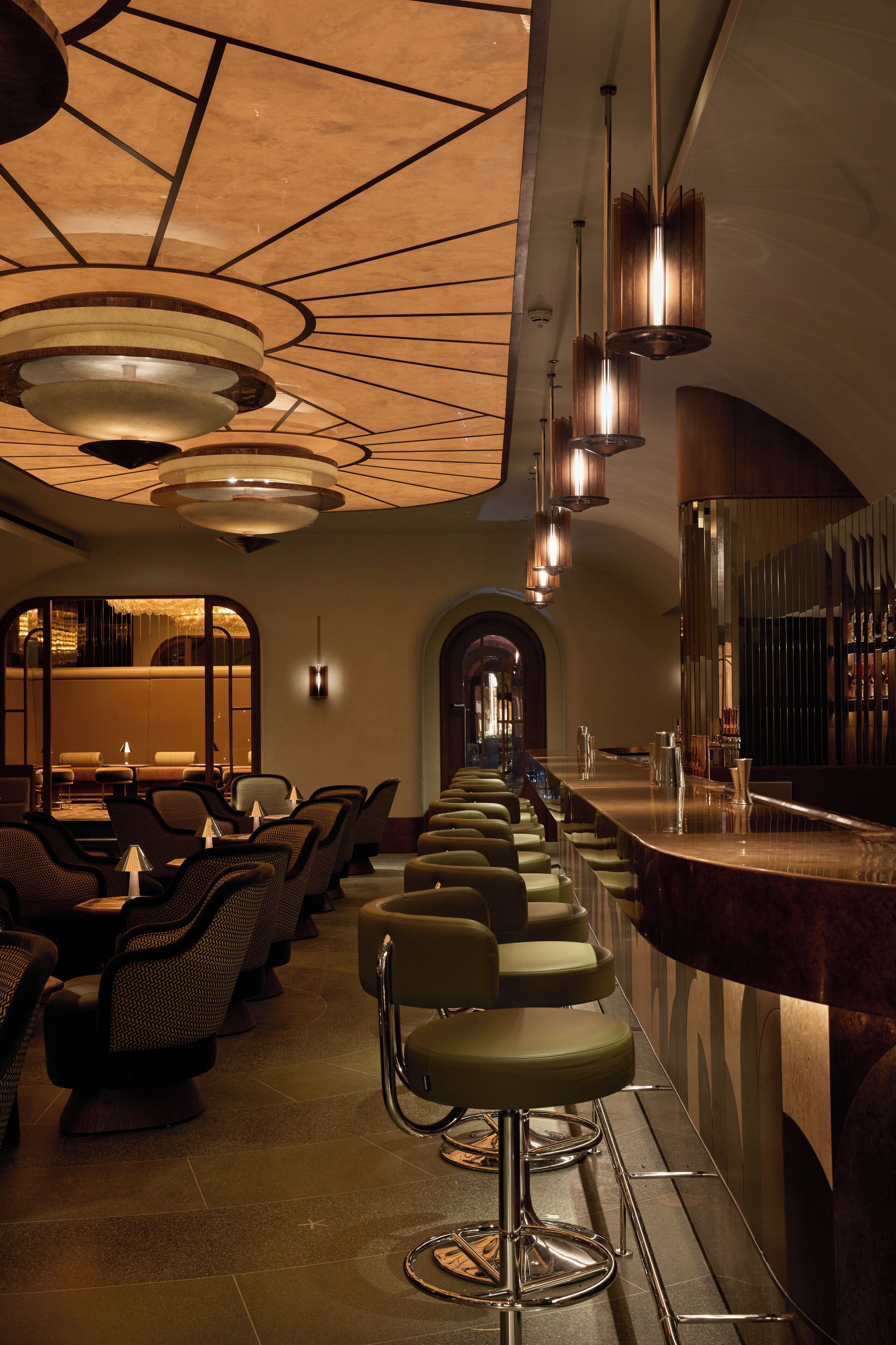 2 bars/lounges, cocktail bar