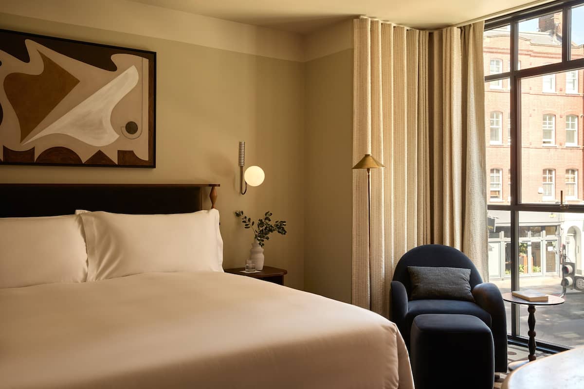 1 bedroom, Egyptian cotton sheets, premium bedding, down duvets