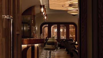 2 bars/lounges, cocktail bar