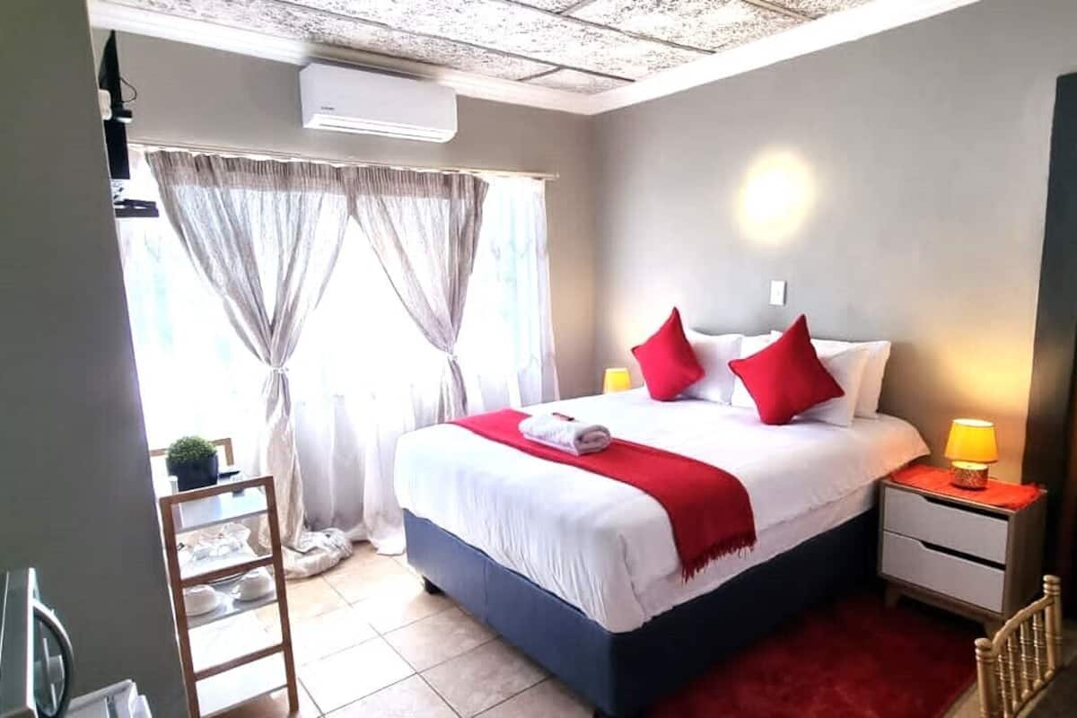 Comfort tweepersoonskamer, 1 queensize bed | Een bureau, een laptopwerkplek, gratis wifi, beddengoed