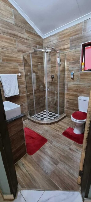 Habitación Confort doble, 1 cama de matrimonio | Baño | Bañera y ducha independientes, toallas, jabón y papel higiénico