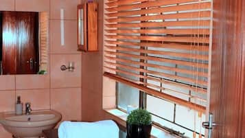 Comfort-Doppelzimmer, 1 Queen-Bett | Badezimmer | Badewanne und Dusche (separat), Handtücher, Seife, Toilettenpapier